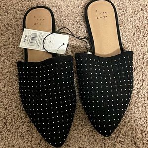 Women’s flat dress shoes